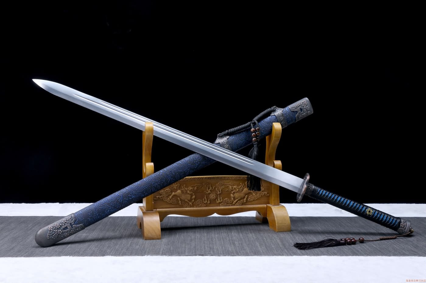 Hand Forged Qing dao swords,1060 Carbon Steel black blade,Blue Pu scabbard